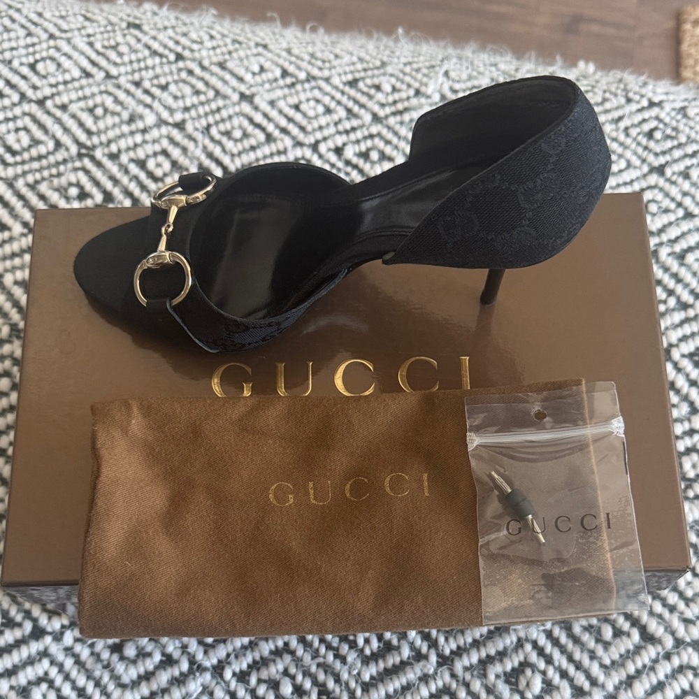Never worn Gucci Horsebit black heels with gold hardware